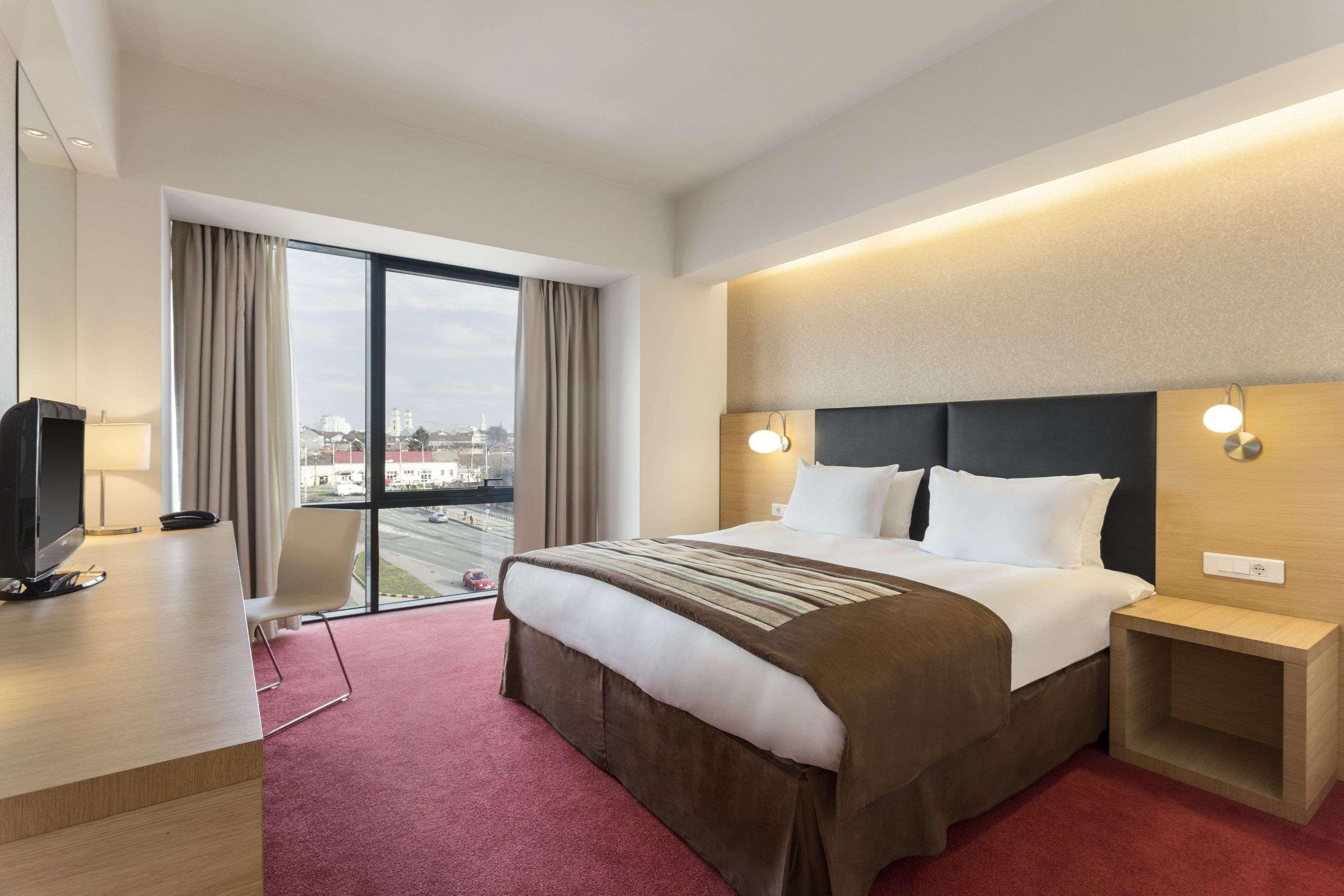 Hotel Ramada By Wyndham Oradea Extérieur photo