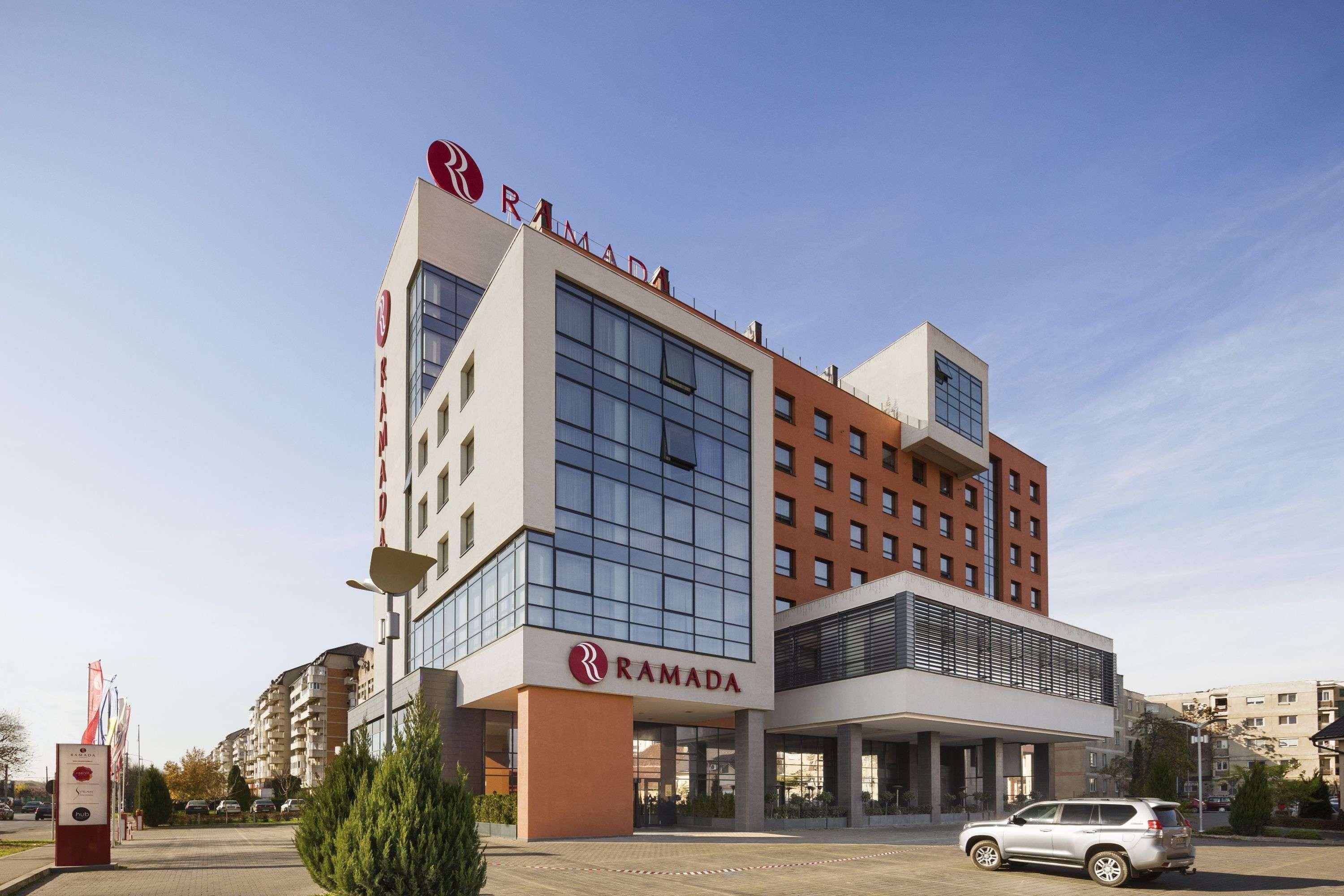 Hotel Ramada By Wyndham Oradea Extérieur photo