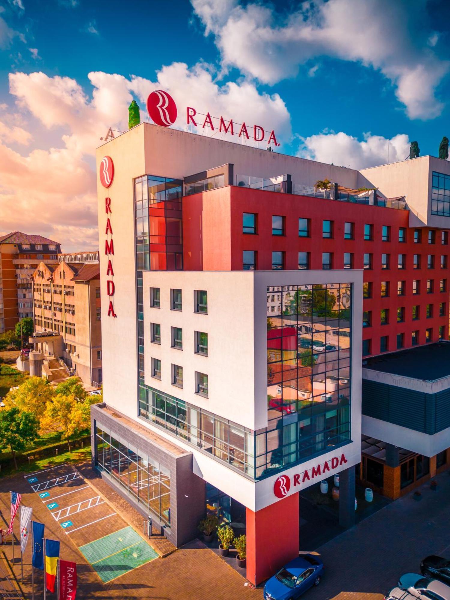 Hotel Ramada By Wyndham Oradea Extérieur photo