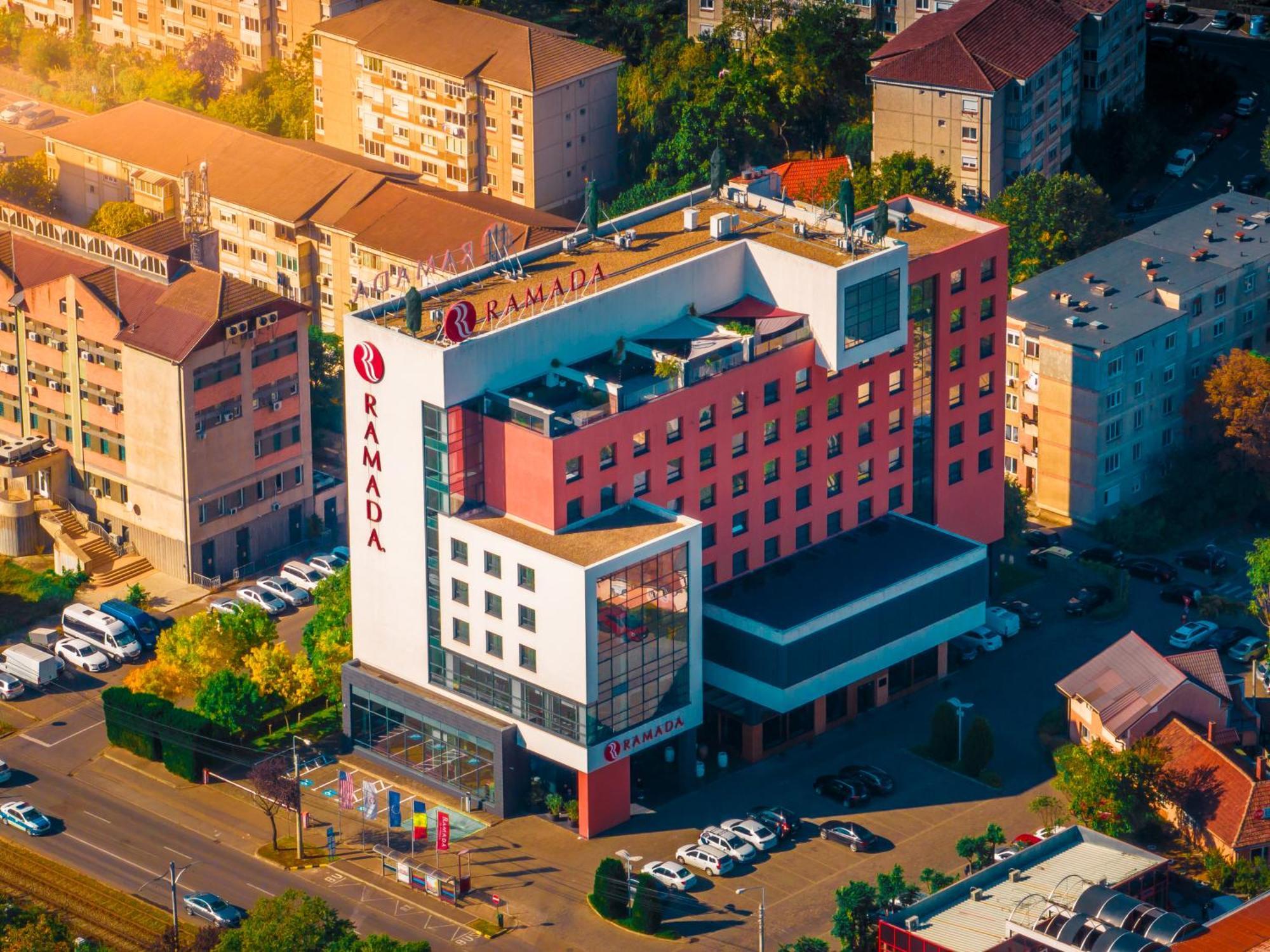 Hotel Ramada By Wyndham Oradea Extérieur photo