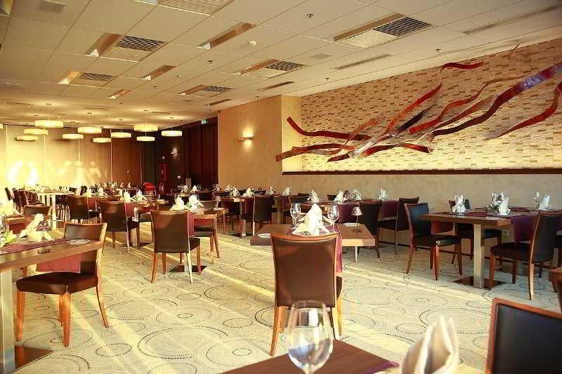 Hotel Ramada By Wyndham Oradea Restaurant photo